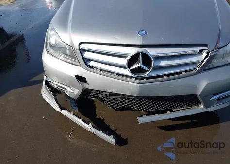 2012 Mercedes-Benz C 250 Sport z USA, uszkodzony, nr VIN WDDGF4HB3CR211807